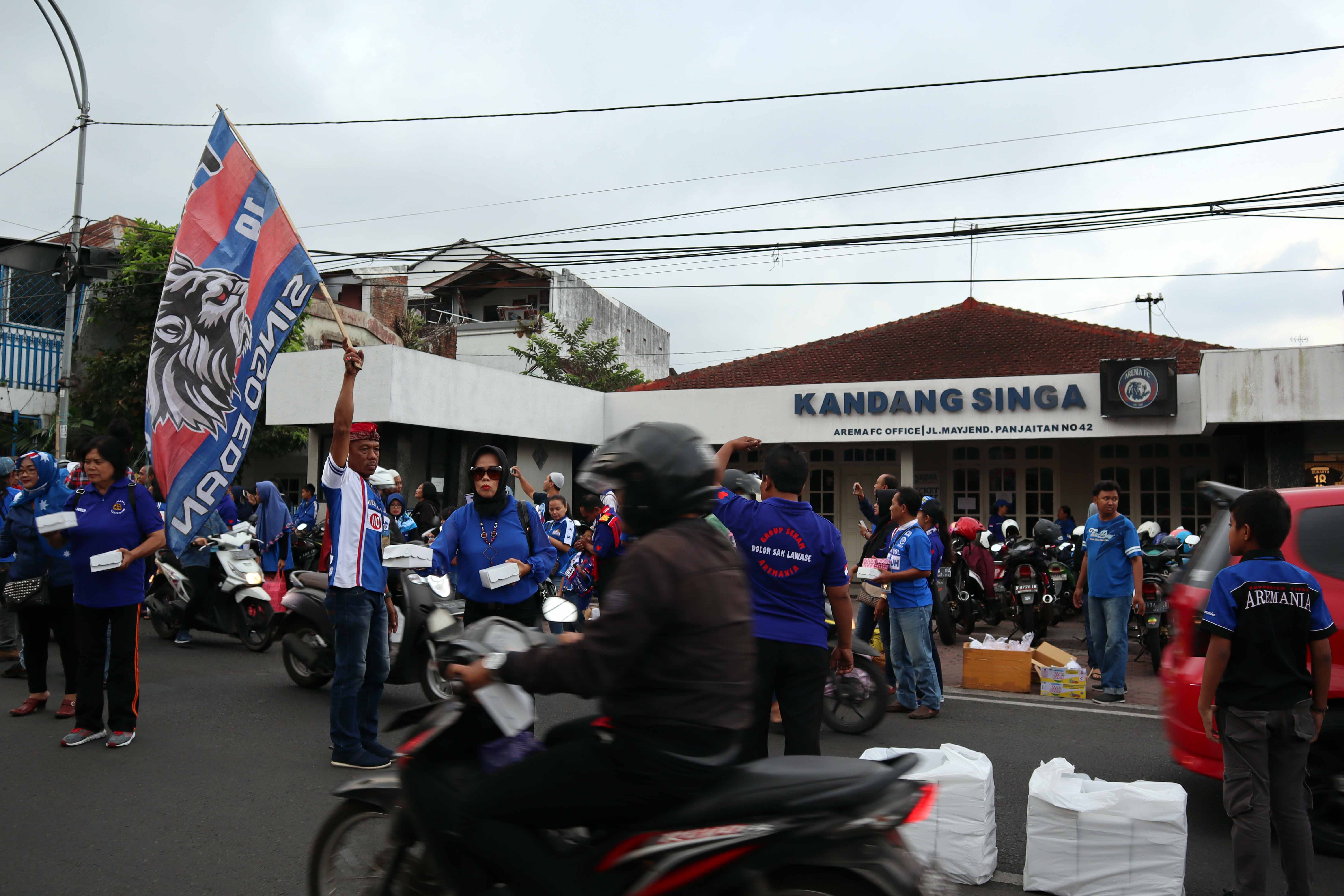 Bagikan 2000 Takjil, Aremania Berharap Berkah Ramadan